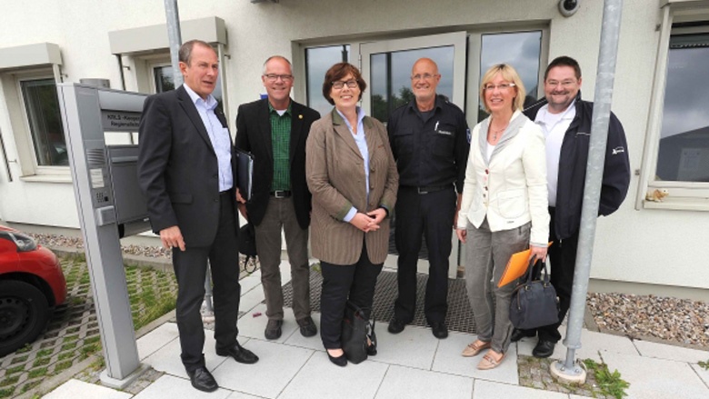 Die Besuchergruppe vor der Leitstelle Nord. Von Links: Rainer Haulsen, Hannes Fuhrig, Sabine Sütterlin-Waack, Achim Hackstein, Petra Nicolaisen, Jan to Baben