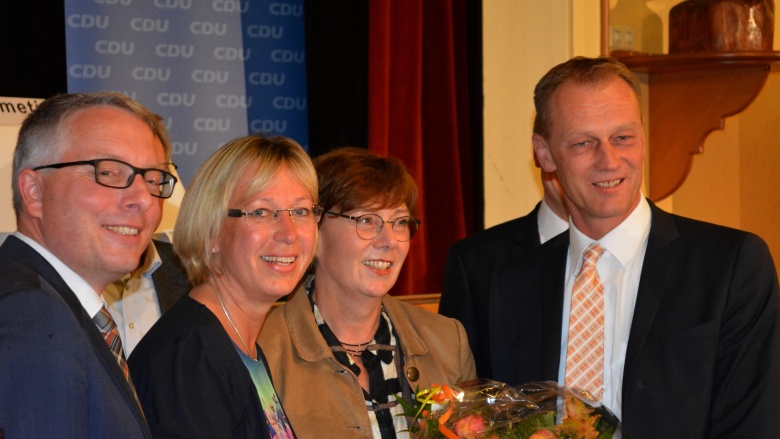 Glückwunsch an Petra Nicolaisen der Kreisvorsitzenden von Flensburg und Schleswig-Flensburg, Arne Rüstemeier (li) und Johannes Callsen, sowie von Justizministerin Sabine Sütterlin-Waack (2.v.r.)
