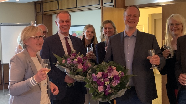 Blumen für die Sieger - Petra Nicolaisen gratuliert Johannes Callsen und Thomas Jepsen