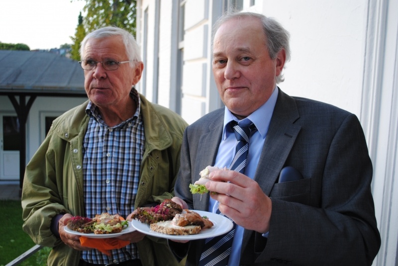 Ließen sich das Kalte Buffet gut schmecken: Hanns-Peter Arp und Wilhelm Kühl (lks).