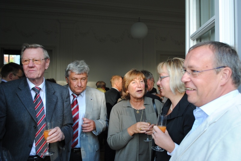 Ehrenkreisvorsitzender der CDU und früheres Mitglied des Landtags Thomas Lorenzen im Gespräch mit DRK- Geschäftsführer Siegfried Hoefer, der Kreistagsabgeordneten Jutta Weyher sowie MdL Petra Nicolaisen und Mann (v.lks).
