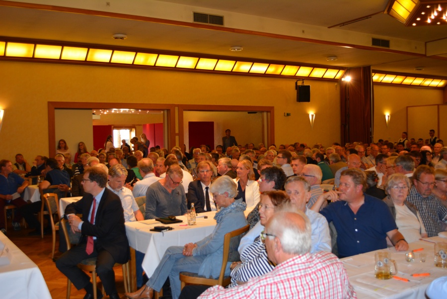 Fast 500 CDU-Mitglieder und Gäste im Tarper Landgasthof