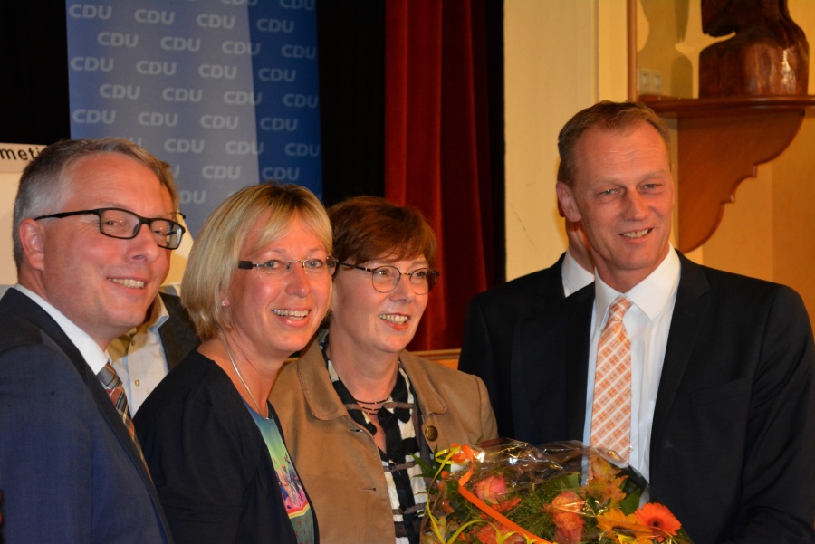 Arne Rüstemeier (l.) und Johannes Callsen gratulieren Petra Nicolaisen