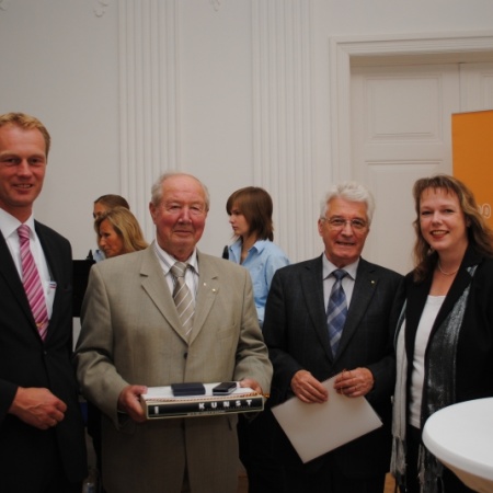 Ehrung durch die Kreisvorsitzenden: Friedrich Hansen (Mi.lks.) für 55 und Hans Bohnhof für 50 Jahre Mitgliedschaft in der CDU.