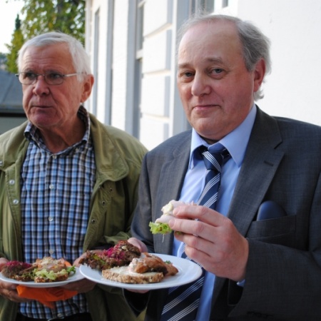 Ließen sich das Kalte Buffet gut schmecken: Hanns-Peter Arp und Wilhelm Kühl (lks).