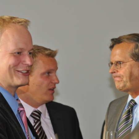 Auch kleine Diskussionen gehörten zum Jubiläum. Hier der stellvertretende Kreisvorsitzende Thomas Jepsen mit dem Glücksburger Ratsherrn Timo Petersen und Landrat Bogislav-Tessen von Gerlach (v.lks.)