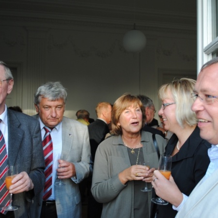 Ehrenkreisvorsitzender der CDU und früheres Mitglied des Landtags Thomas Lorenzen im Gespräch mit DRK- Geschäftsführer Siegfried Hoefer, der Kreistagsabgeordneten Jutta Weyher sowie MdL Petra Nicolaisen und Mann (v.lks).