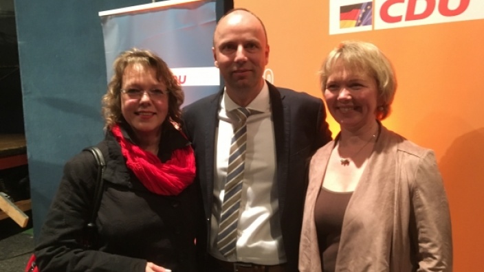 Inken Klink und Heike Franzen gratulieren Andreas Hein zu seiner Wahl